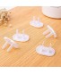 Một chiếc nút bịt ổ điện bằng nhựa trắng